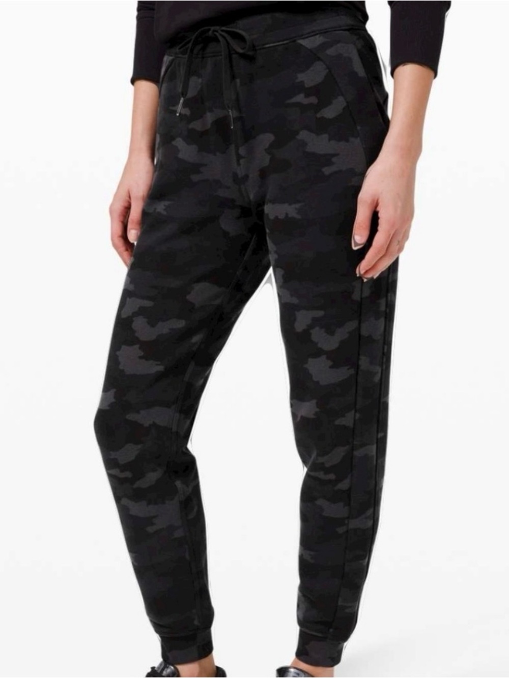 Lululemon Women’s Black gray Camo Jogger Sweatpants size 4 great used condition.